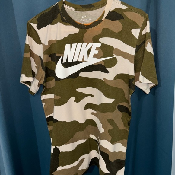 Men’s Nike Camo Shirt - Picture 4 of 4